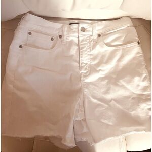 JCrew- White jean shorts. Only worn once in great condition!🕶️🌞